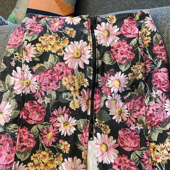 Reformation pink floral zip front pencil skirt - Picture 7 of 9